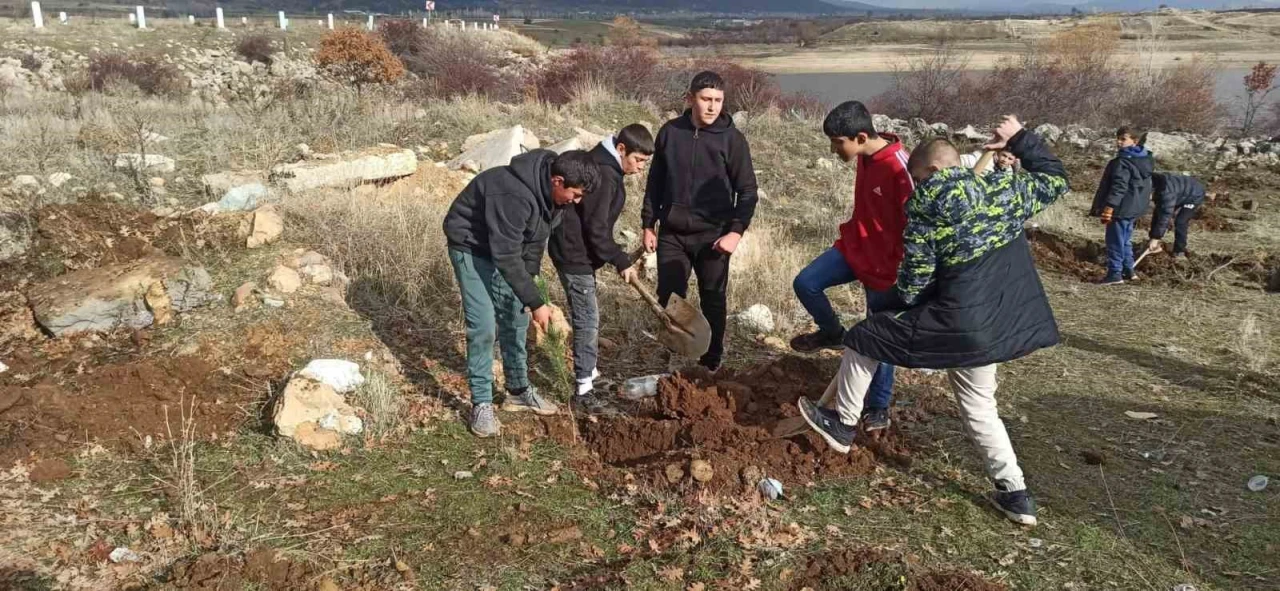 Akharım’da öğrenciler “Geleceğe Nefes” diyerek fidan dikti