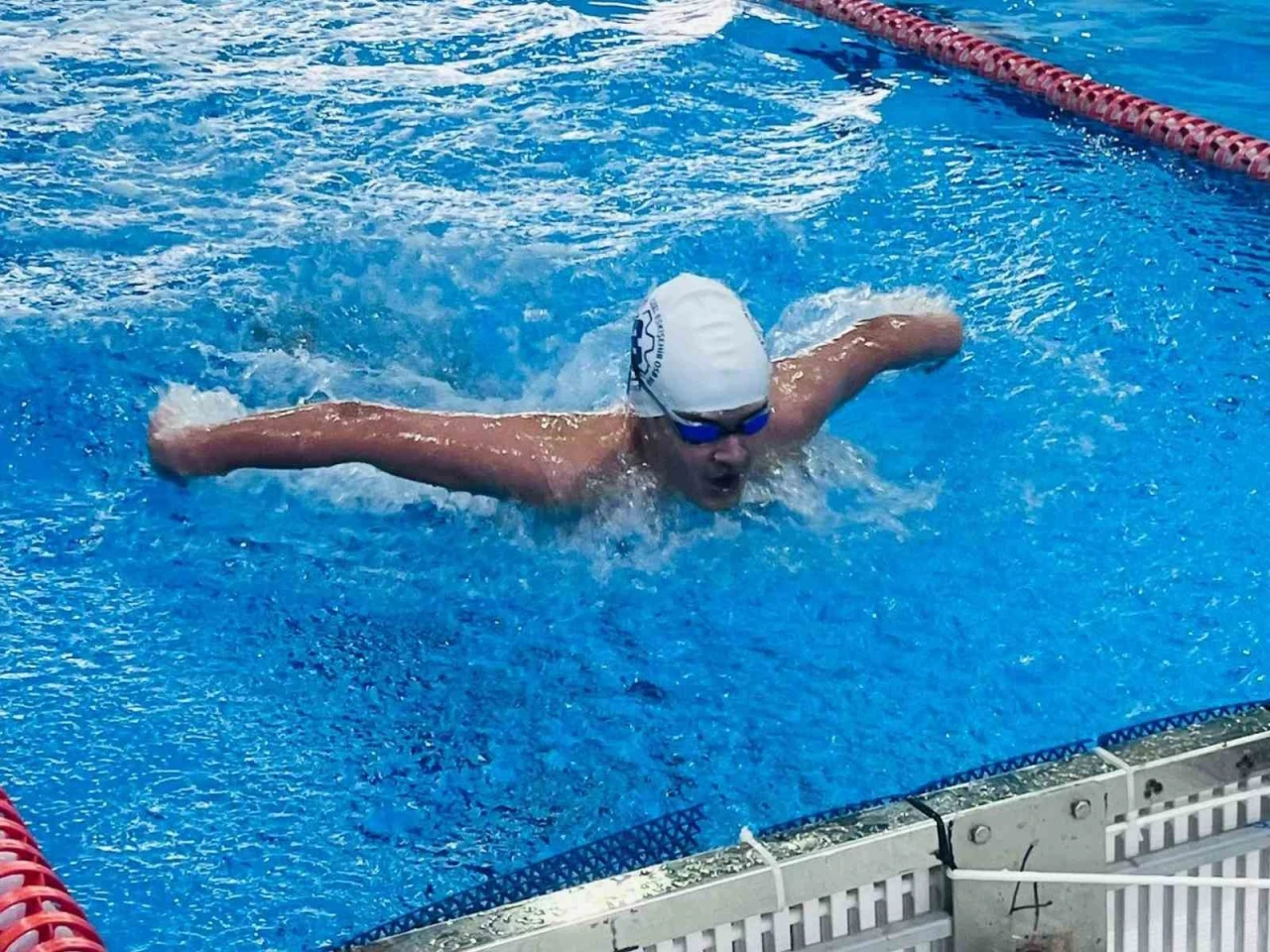 Genç Yüzücüler Şampiyonluk İçin Kulaç Atıyor