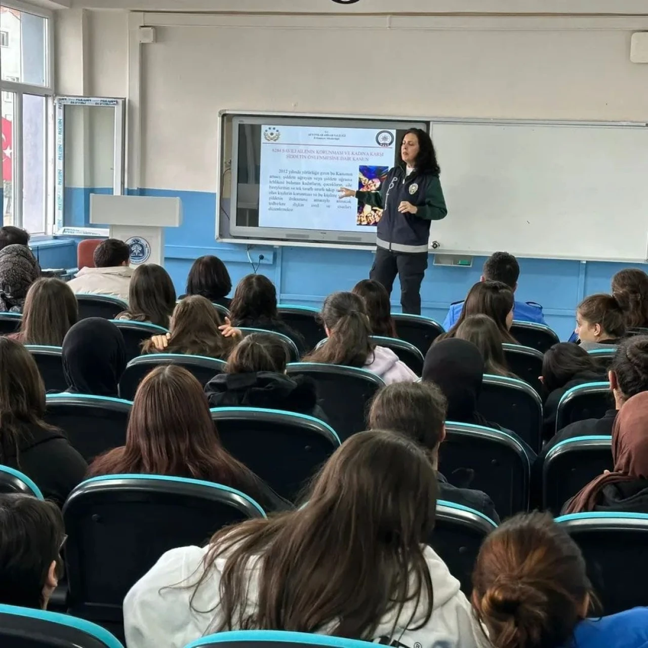 Polis, Sandıklı’da Öğrencilere KADES ve UYUMA Uygulamalarını Anlattı