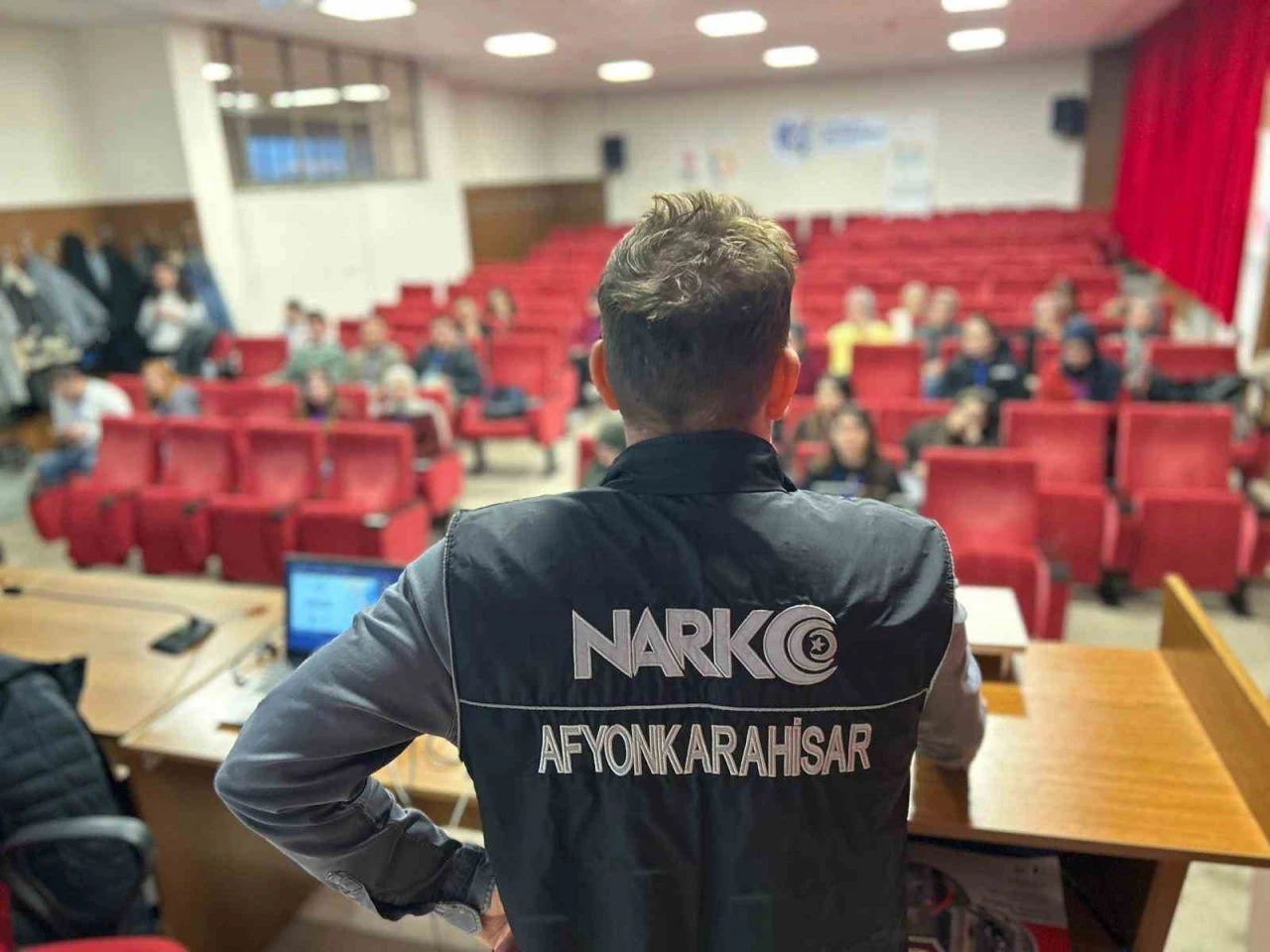 Polisten Üniversite Öğrencilerine Uyuşturucu Eğitimi