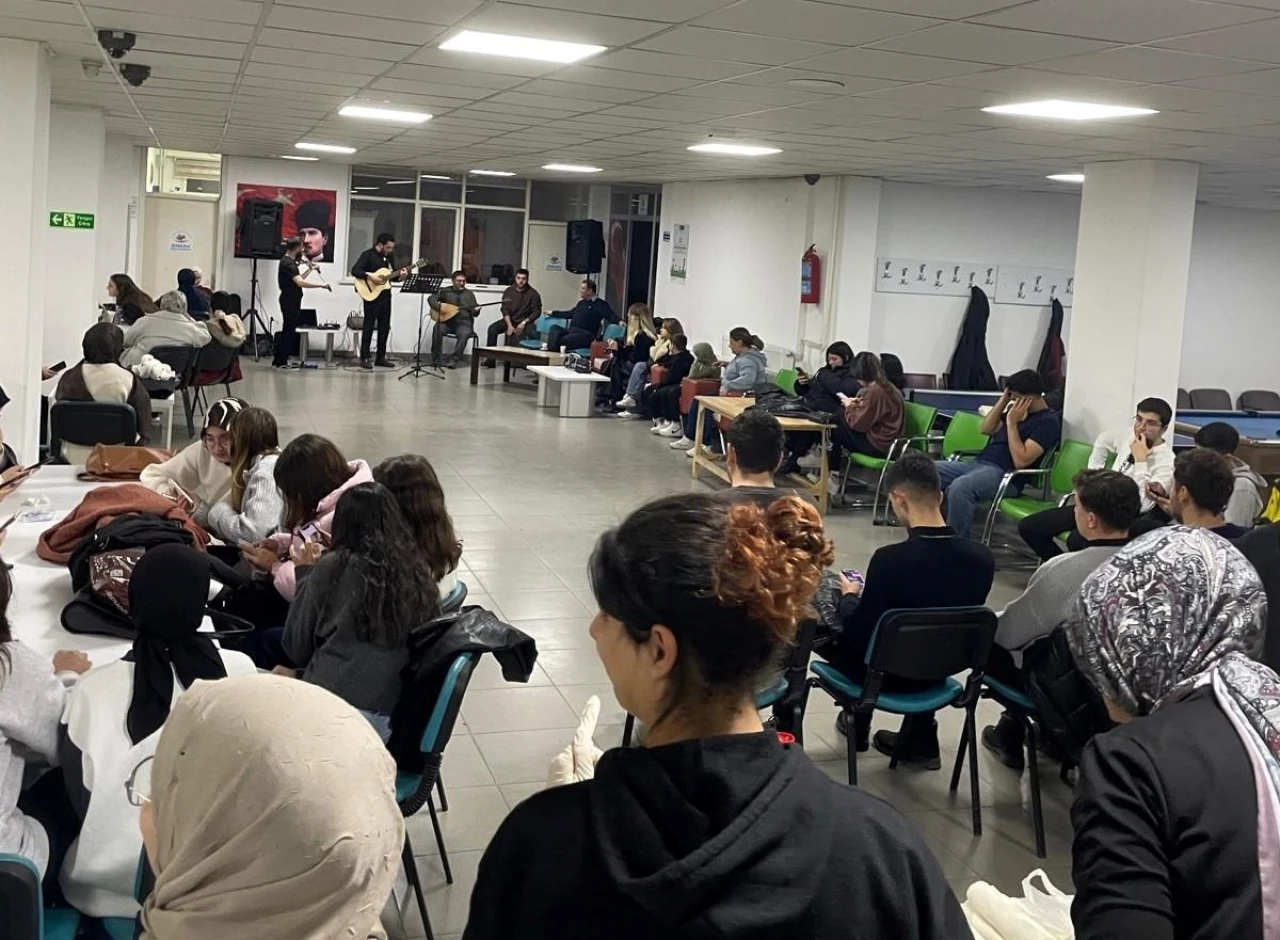 Simav Gençlik Merkezinde Türküler ve İlahiler Eşliğinde Çiğ Köfte Etkinliği Düzenlendi