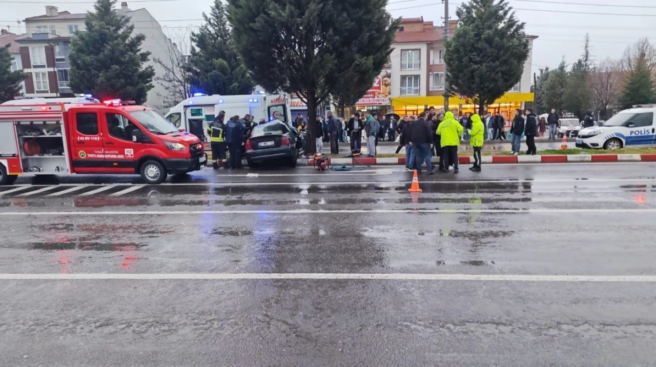 Kütahya’da Trafik Kazası: Araç Refüje Çarptı, 2 Kişi Yaralandı