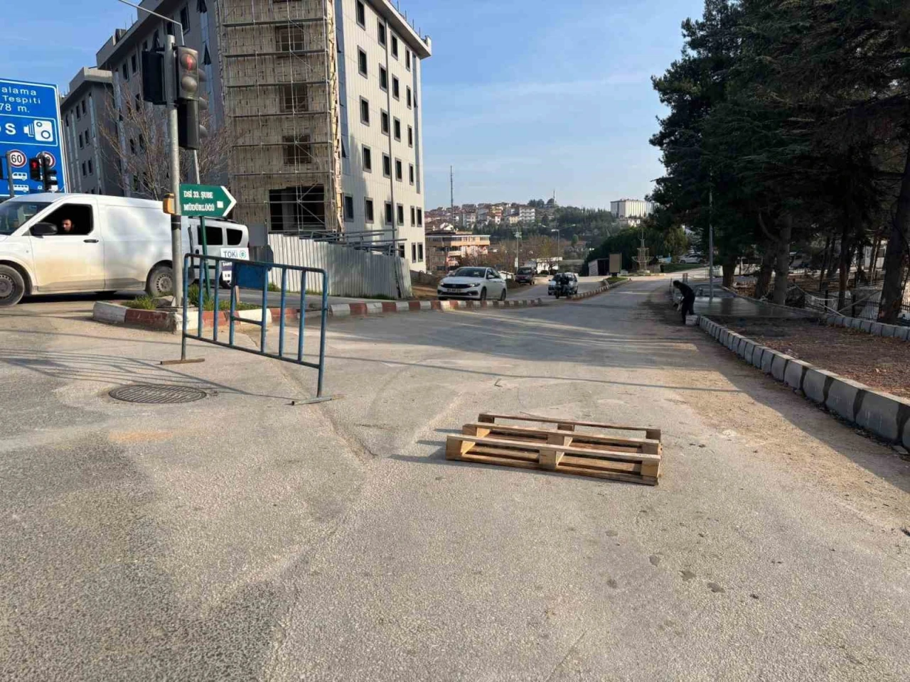 Bilecik’te bitmeyen kaldırım çalışması ulaşımı kilitledi