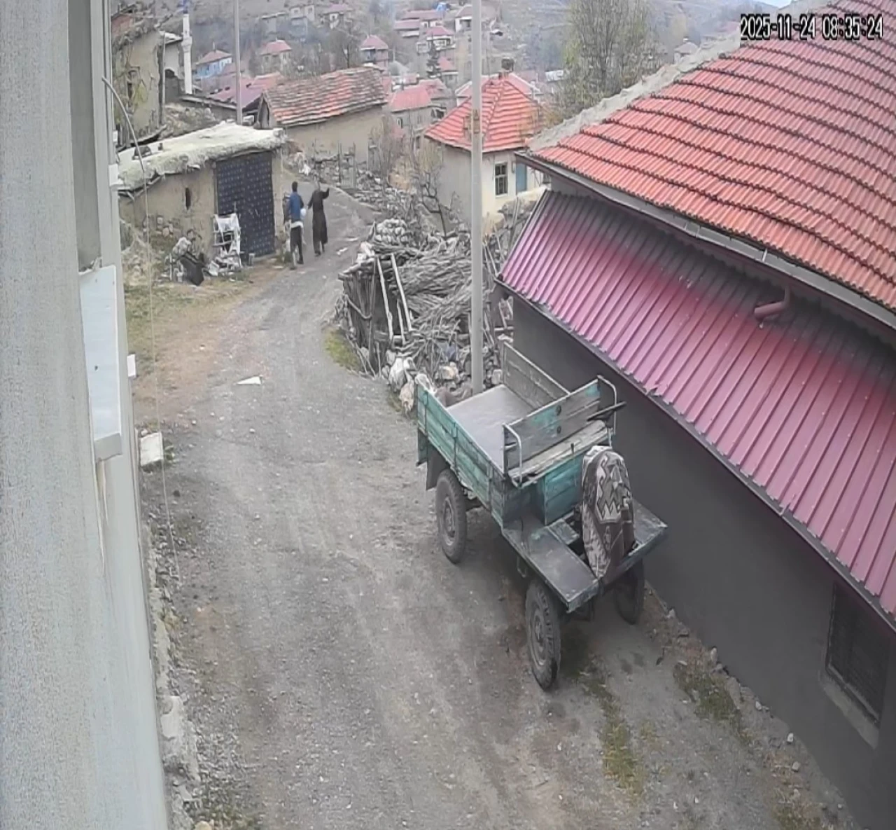 Köyde eşine şiddet uygulayan kişinin görüntüleri ortaya çıktı