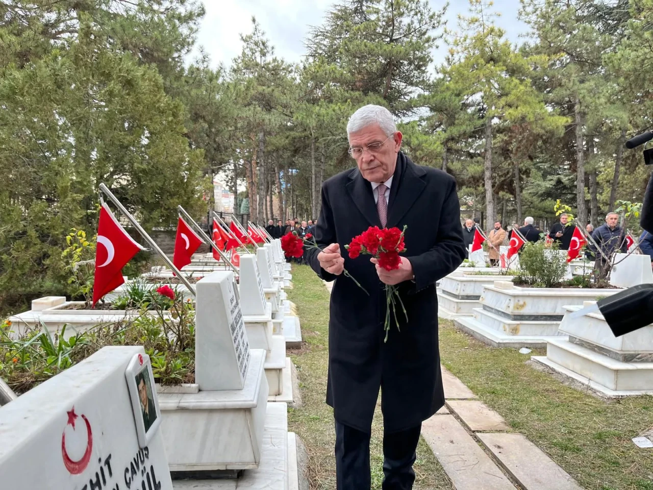 İYİ Parti Genel Başkanı Dervişoğlu, Şehitlik Ziyaretiyle Eskişehir Programına Başladı