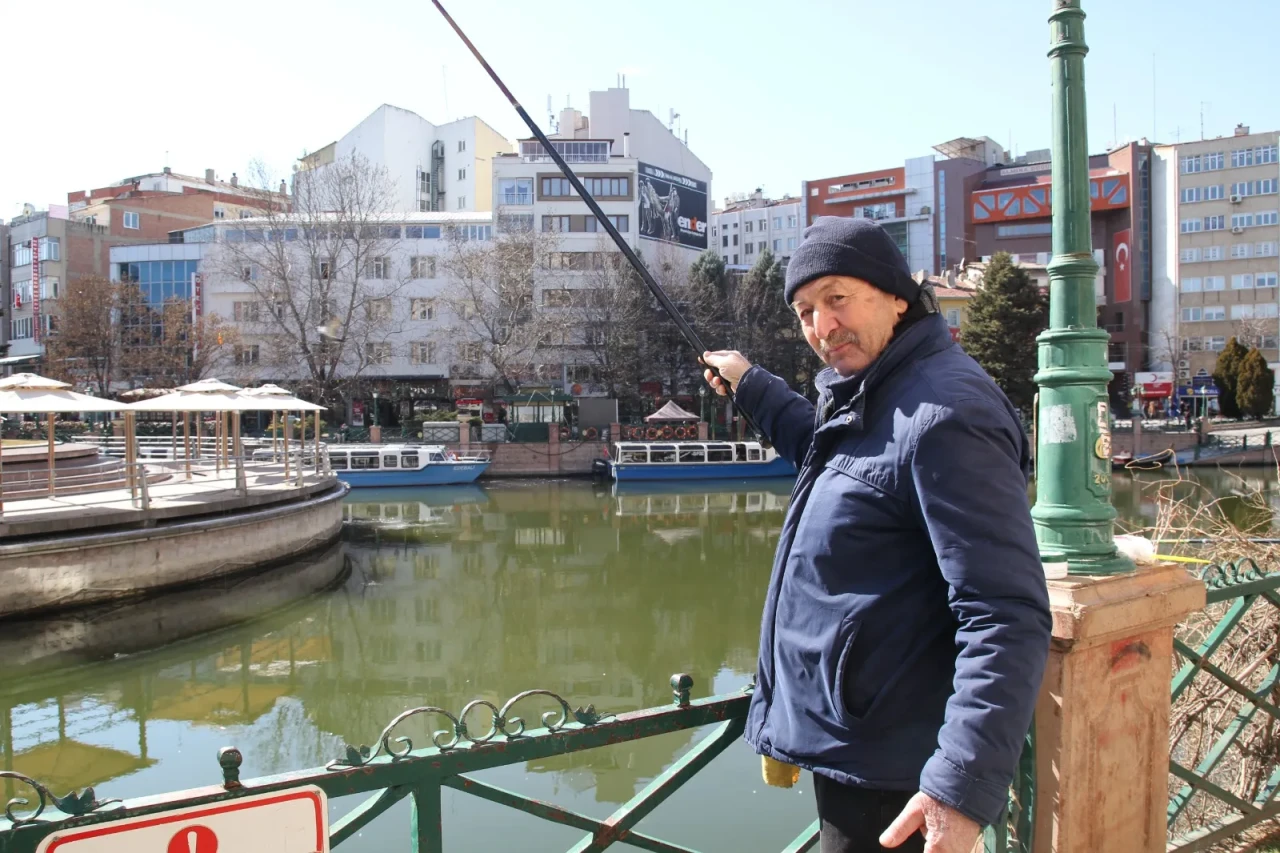 "Kahvehanede oturmak yerine balık tutuyorum"