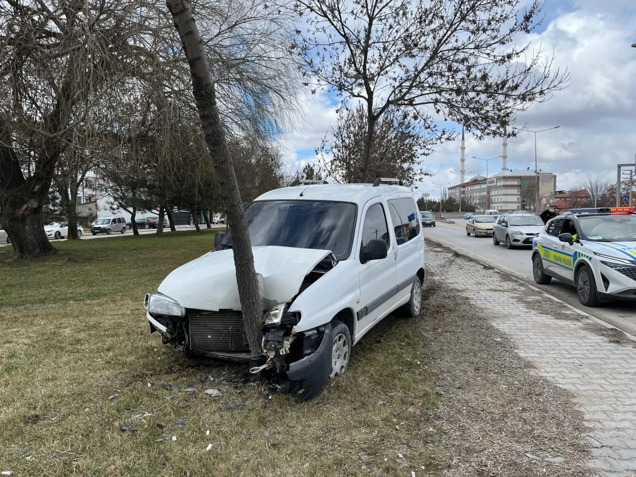 Eskişehir-Ankara Yolunda Kaza: Araç Ağaca Çarptı, 1 Yaralı