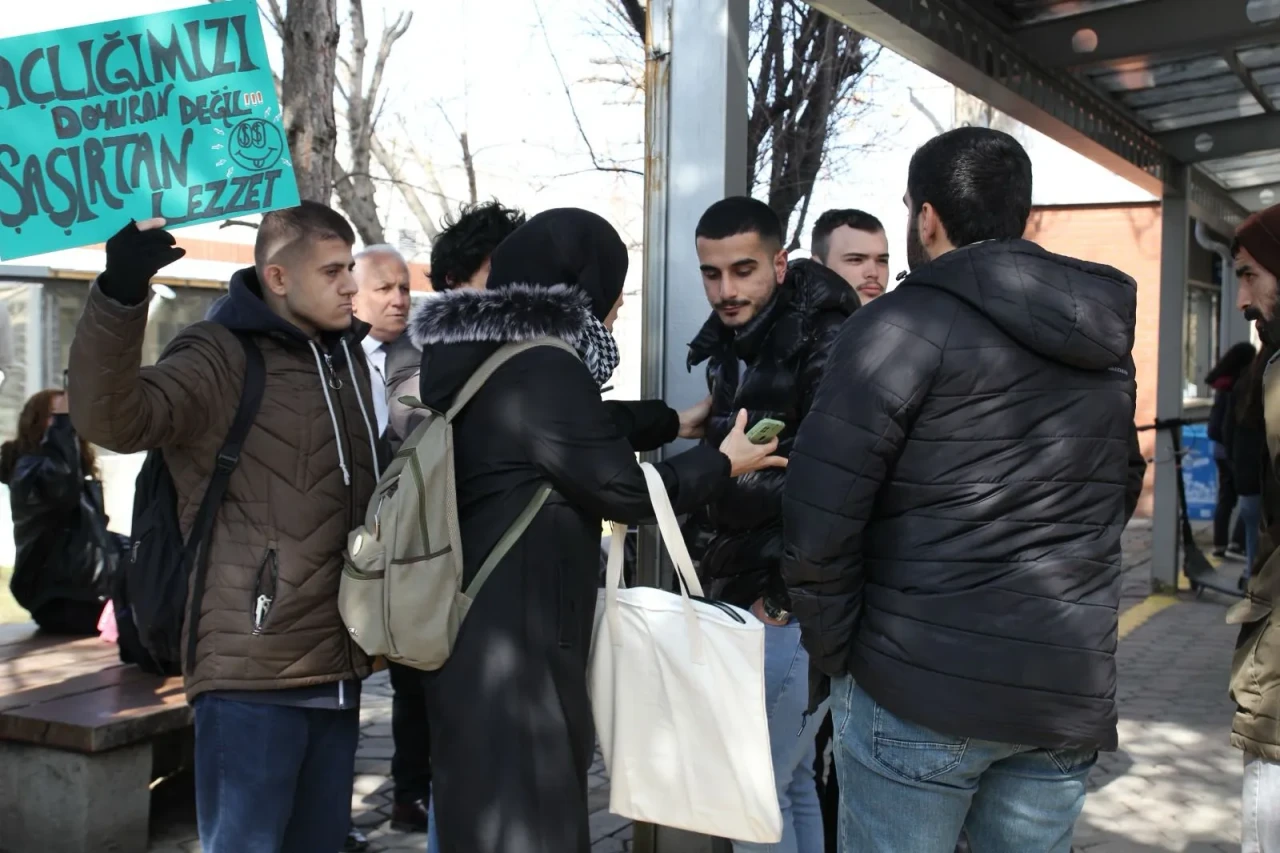 Anadolu Üniversitesi’nde yemekhane zammı iki grup arasında tartışma yarattı