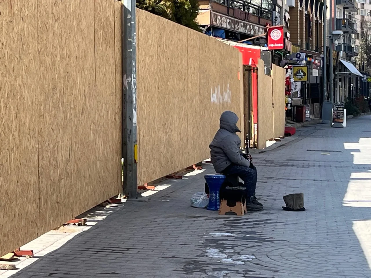 Yanında bir darbuka, önünde açık duran bir şapka…