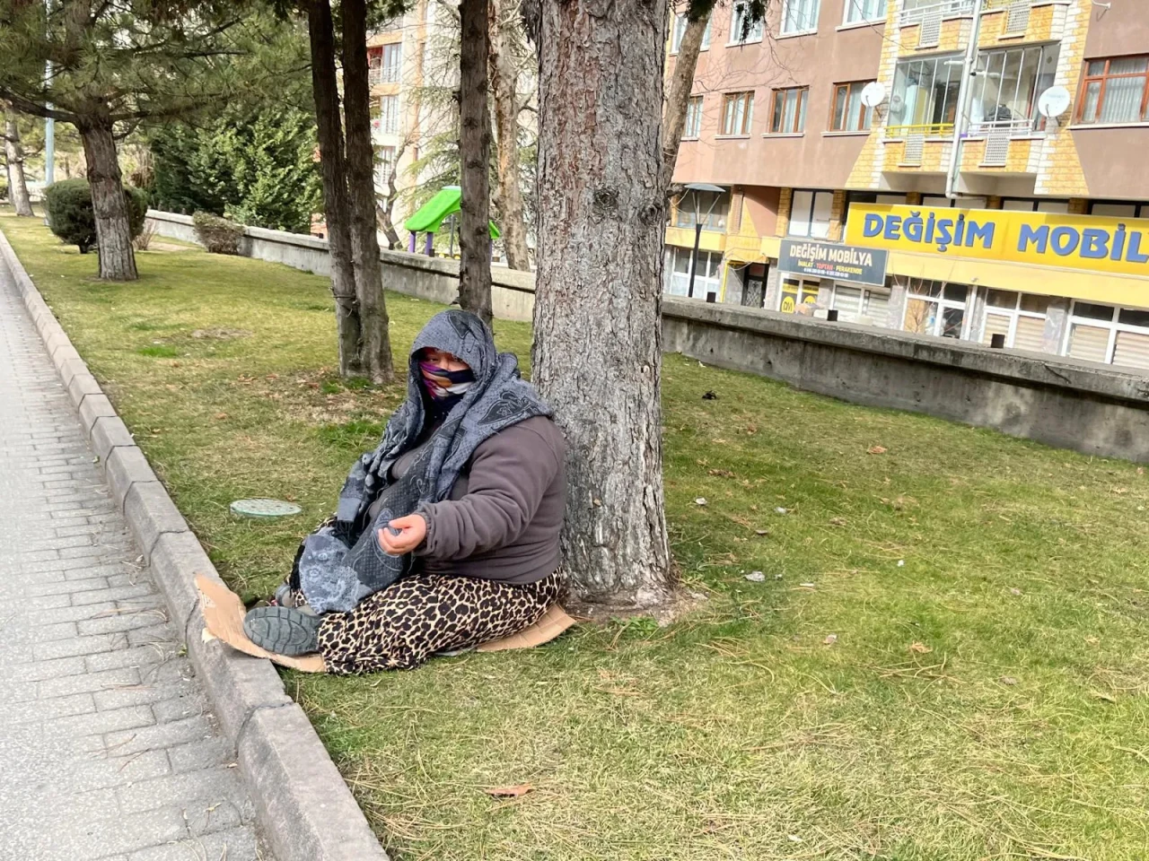 Dondurucu Soğuğa Aldırış Etmeden Dileniyorlar