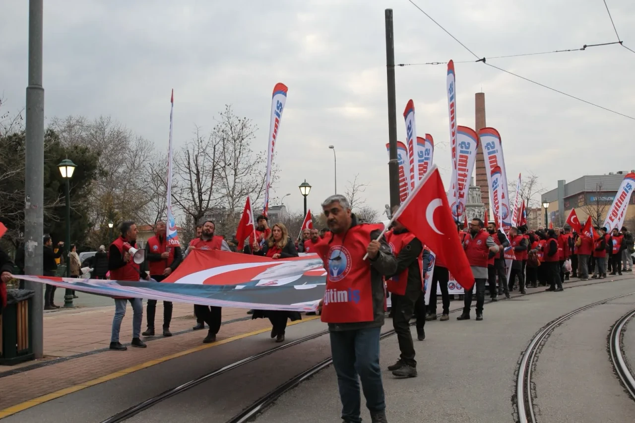 Eskişehir'de Cumhuriyet ve Emek Yürüyüşü Düzenlendi