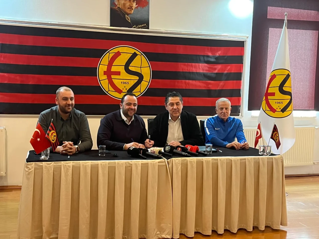 Eskişehirspor'un Yeni Teknik Direktörü! Ümit Metin Yıldız