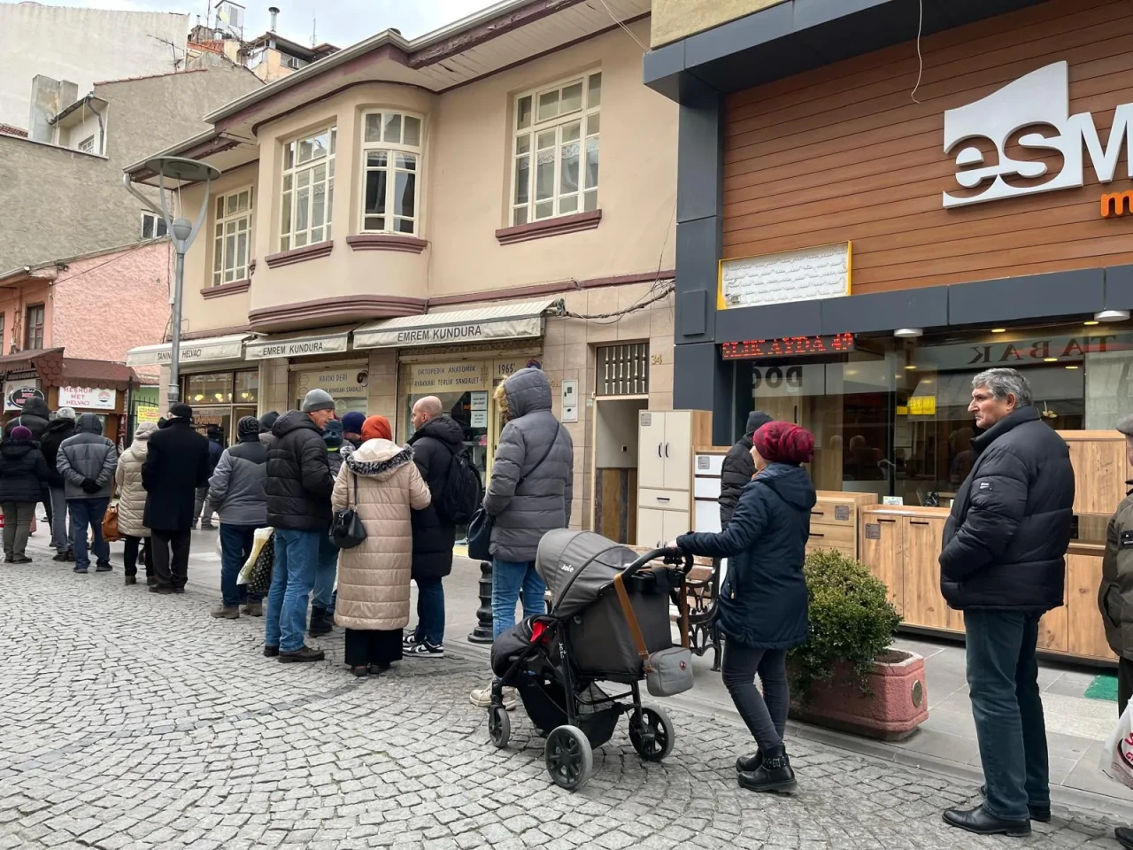 Eskişehir'de Soğuk Havaya Rağmen O Ürün İçin Kuyruk Oluştu