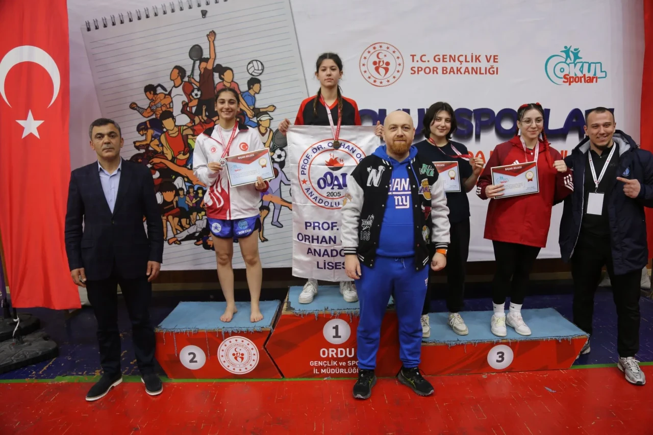 Eskişehirli Gençler Kick Boks Turnuvasında Büyük Başarı Kazandı!