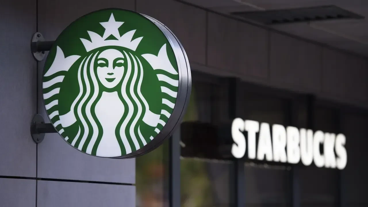 Starbucks, Küresel Yeniden Yapılanma Kapsamında 1.100 Kurumsal Çalışanını İşten Çıkarıyor