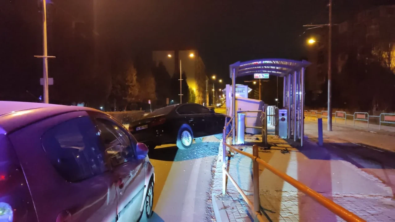 Eskişehir’de Alkollü Sürücü Tramvay Durağına Daldı