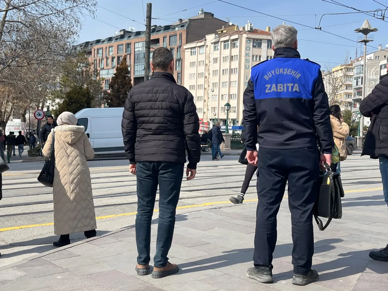 Eskişehir'de yere çöp atanlar dikkat! Zabıtanın gözü üzerinizde!