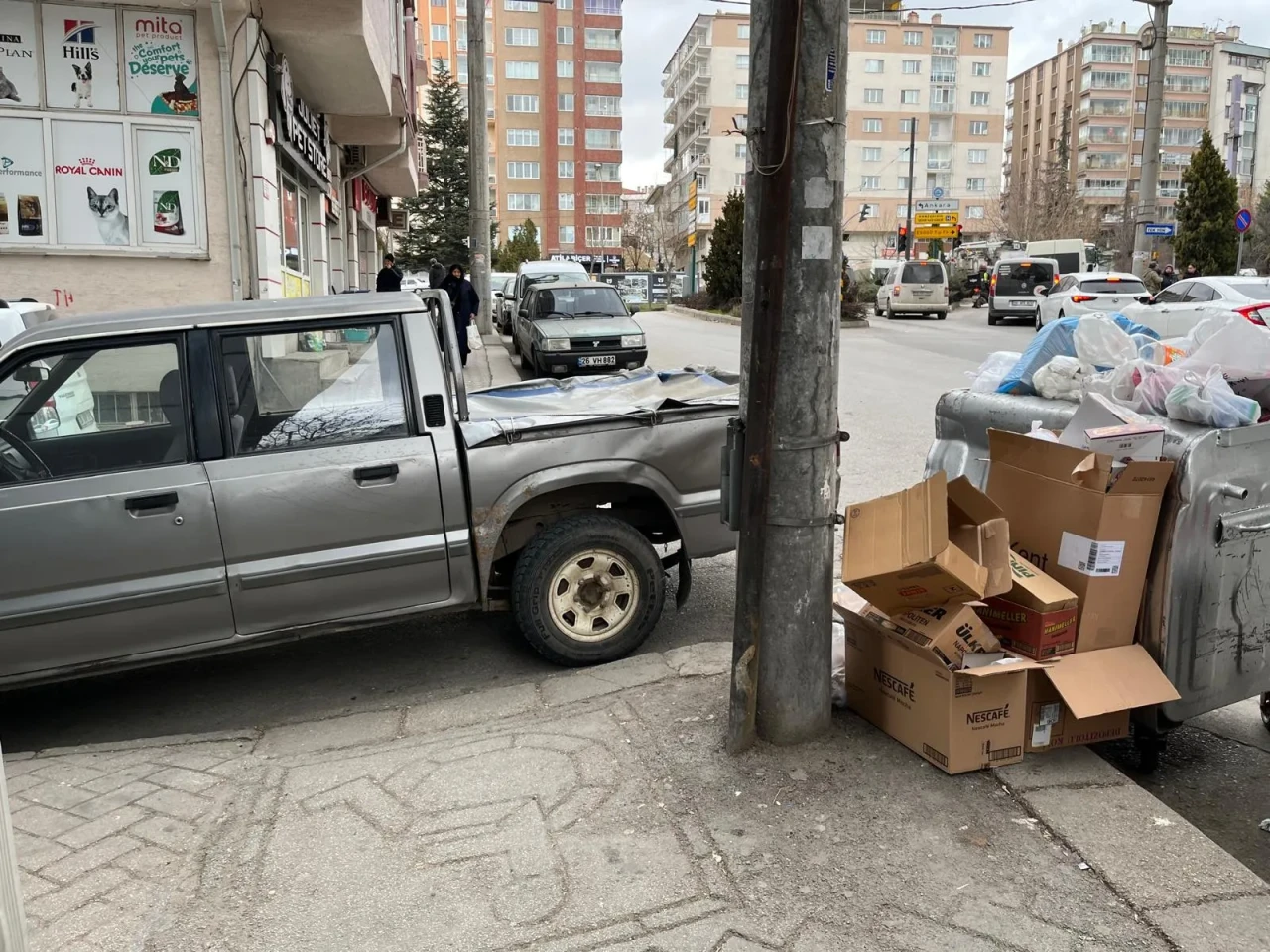 Eskişehir’de Kaldırım İşgali: Engelli Rampası ve Yaya Geçişi Kapatıldı