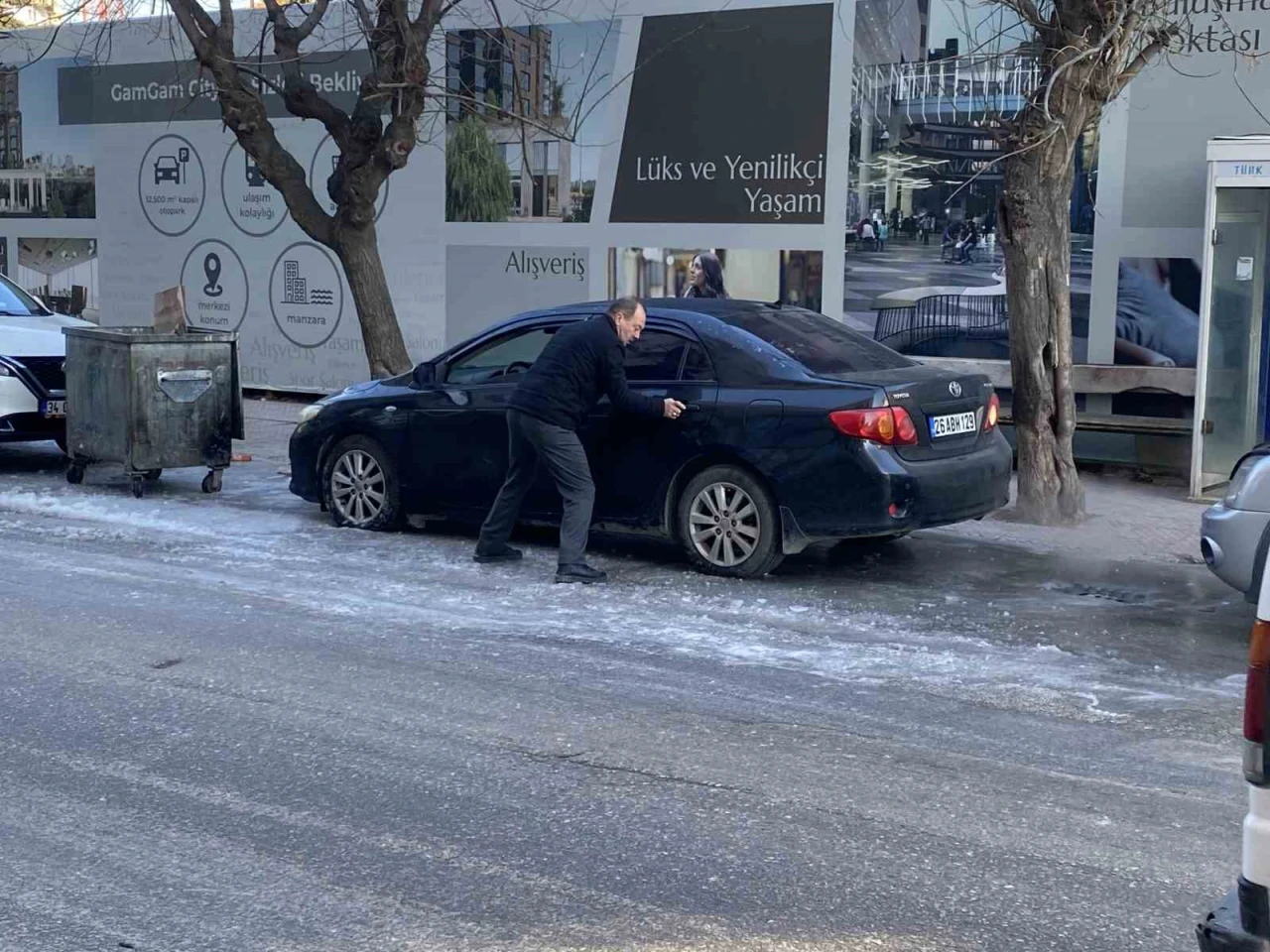 Eskişehir'de araç sahibi buz üstünde zor anlar yaşadı