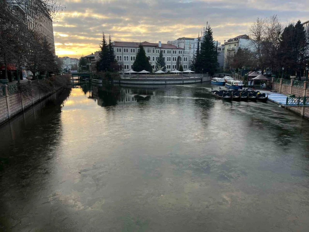 Porsuk Çayı Eksi 6 Derecede Buz Tuttu