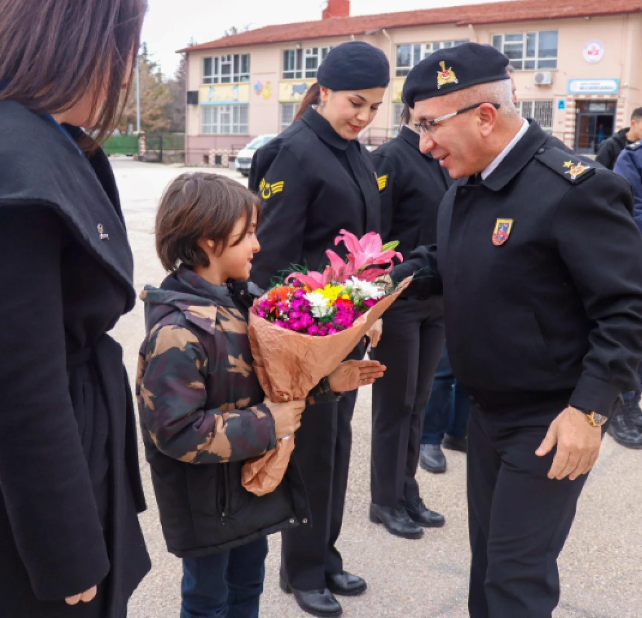 Eskişehir'deki İl Jandarma Komutanı Kendisini Tebrik Eden Öğrencinin Okulunu Ziyaret Etti