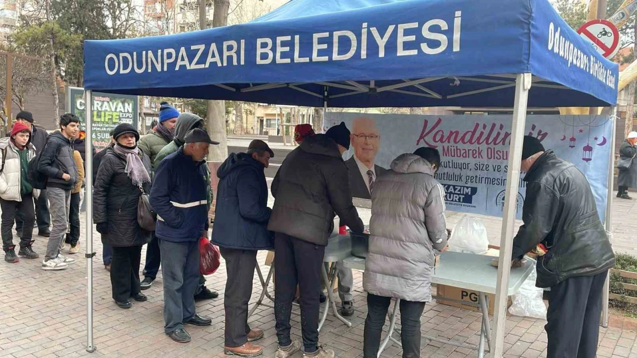 Odunpazarı Belediyesi Regaip Kandili'nde Helva Dağıttı