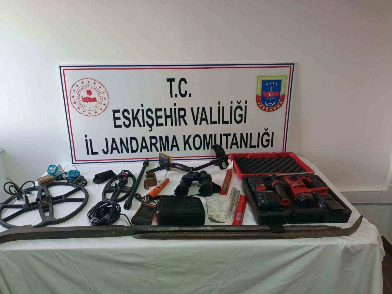 Eskişehir'de Kaçak Kazı Yapan 4 Şüpheli Jandarma Ekipleri Tarafından Yakalandı