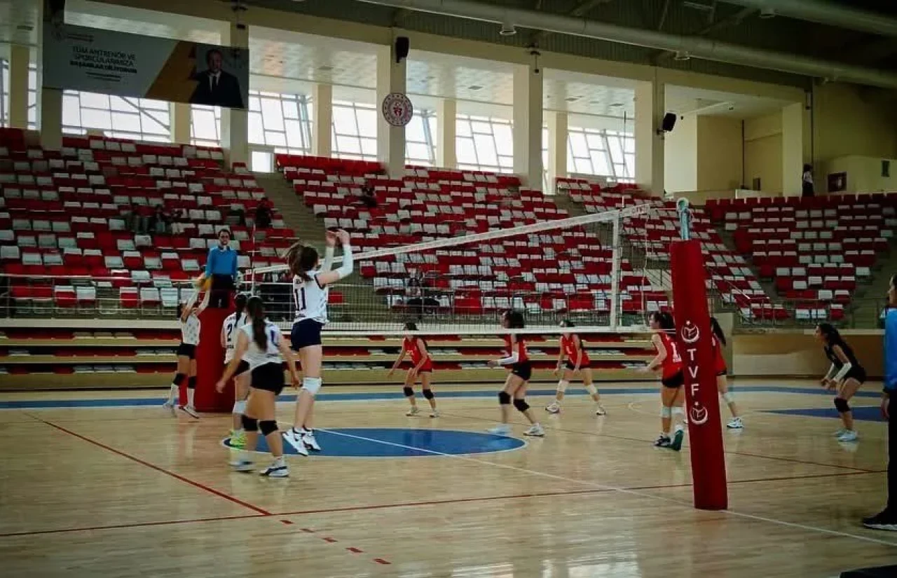 Okul Sporları Voleybol Genç B Kız Müsabakaları Devam Ediyor