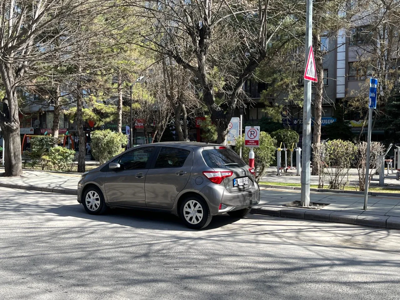 Eskişehir’de ‘Park Yapılmaz’ Uyarısına Rağmen Park Edilen Araç Tepki Çekti