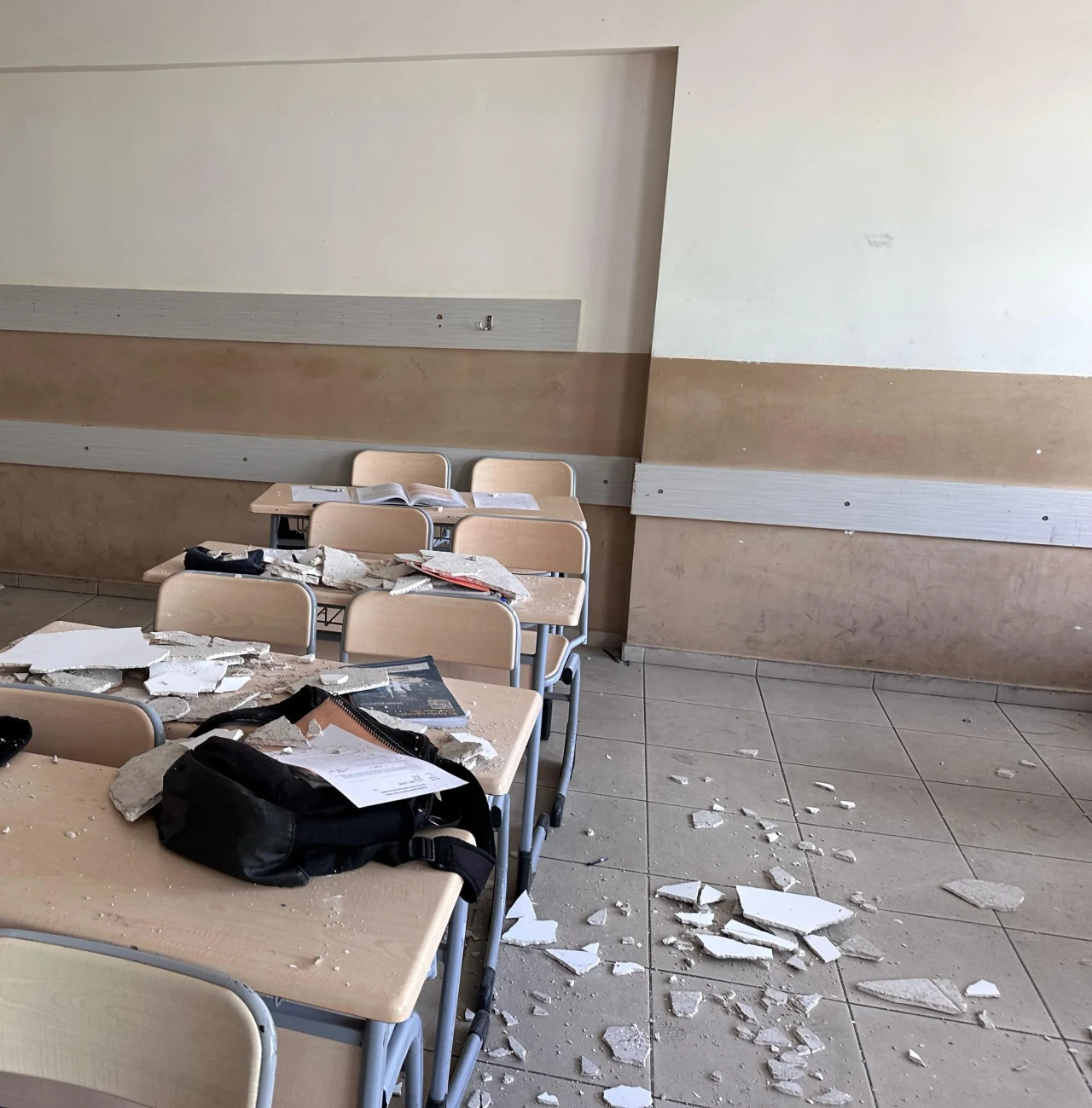 Eskişehir’de Lisede Ders Sırasında Tavandan Sıva Düştü: 4 Öğrenci Yaralandı