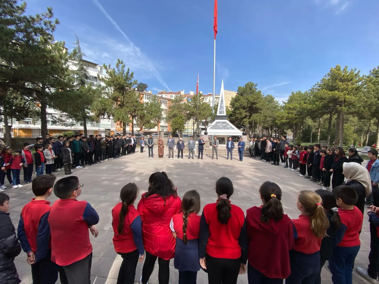 ÇEDES Projesi Öğrencileri ve Öğretmenleri Eskişehir’de Şehitliği Ziyaret Etti