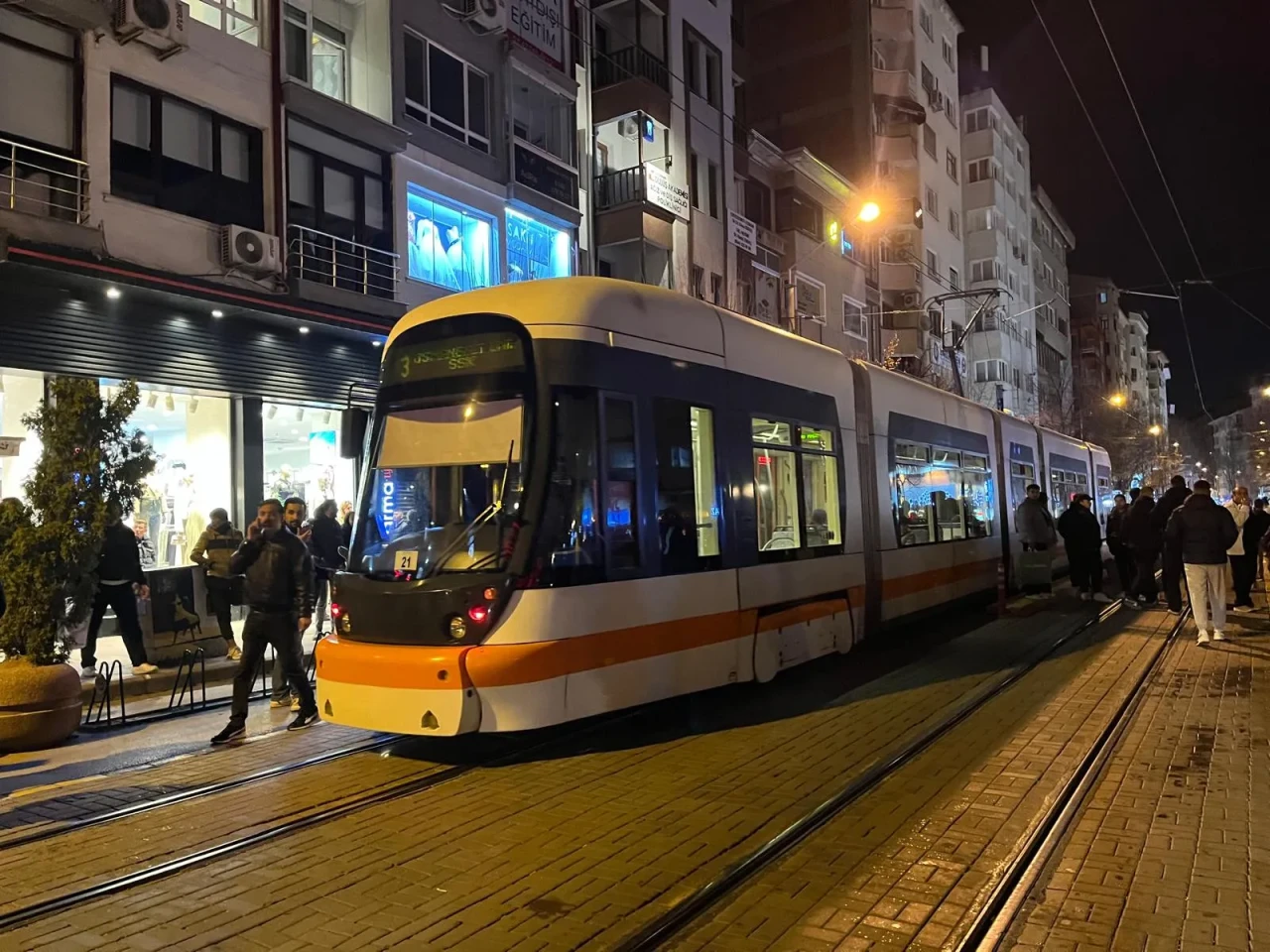 Eskişehir'de tramvay ters yönde sürüldü