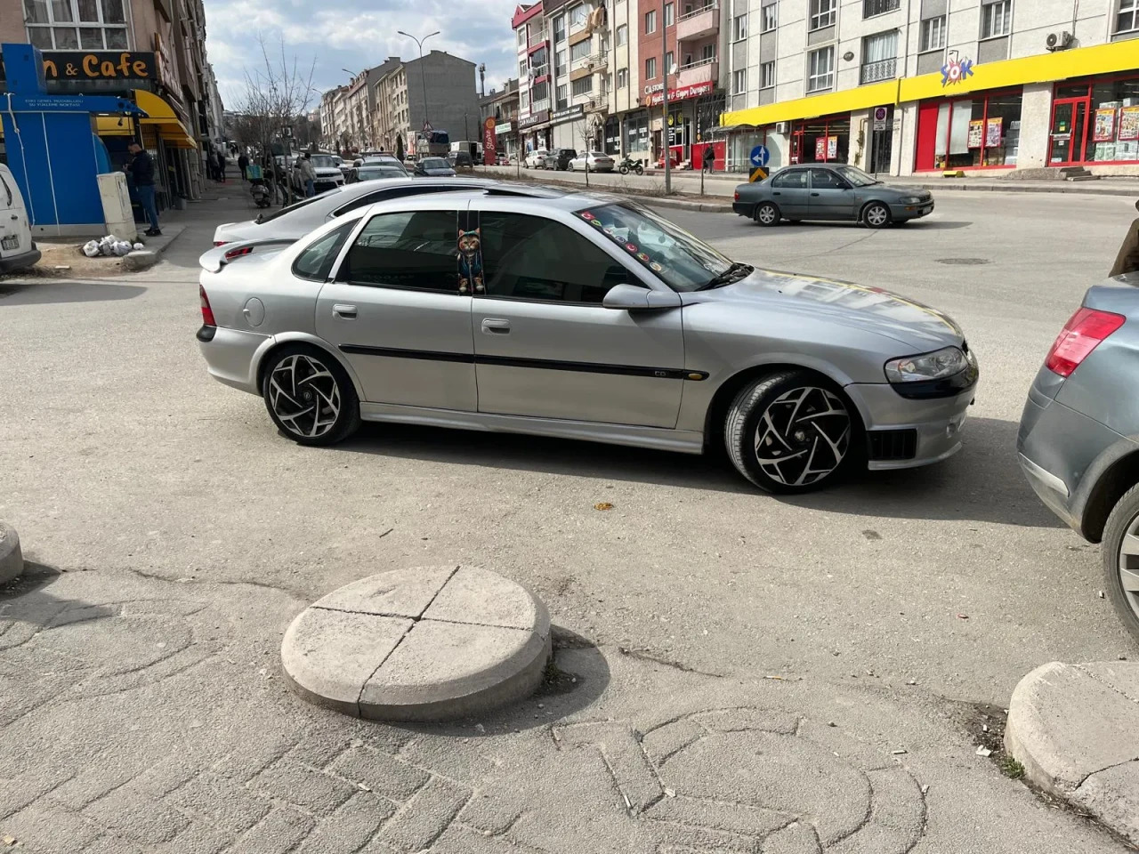 Aracını öyle bir yere park etti ki görenler şaşkınlıkla baktı