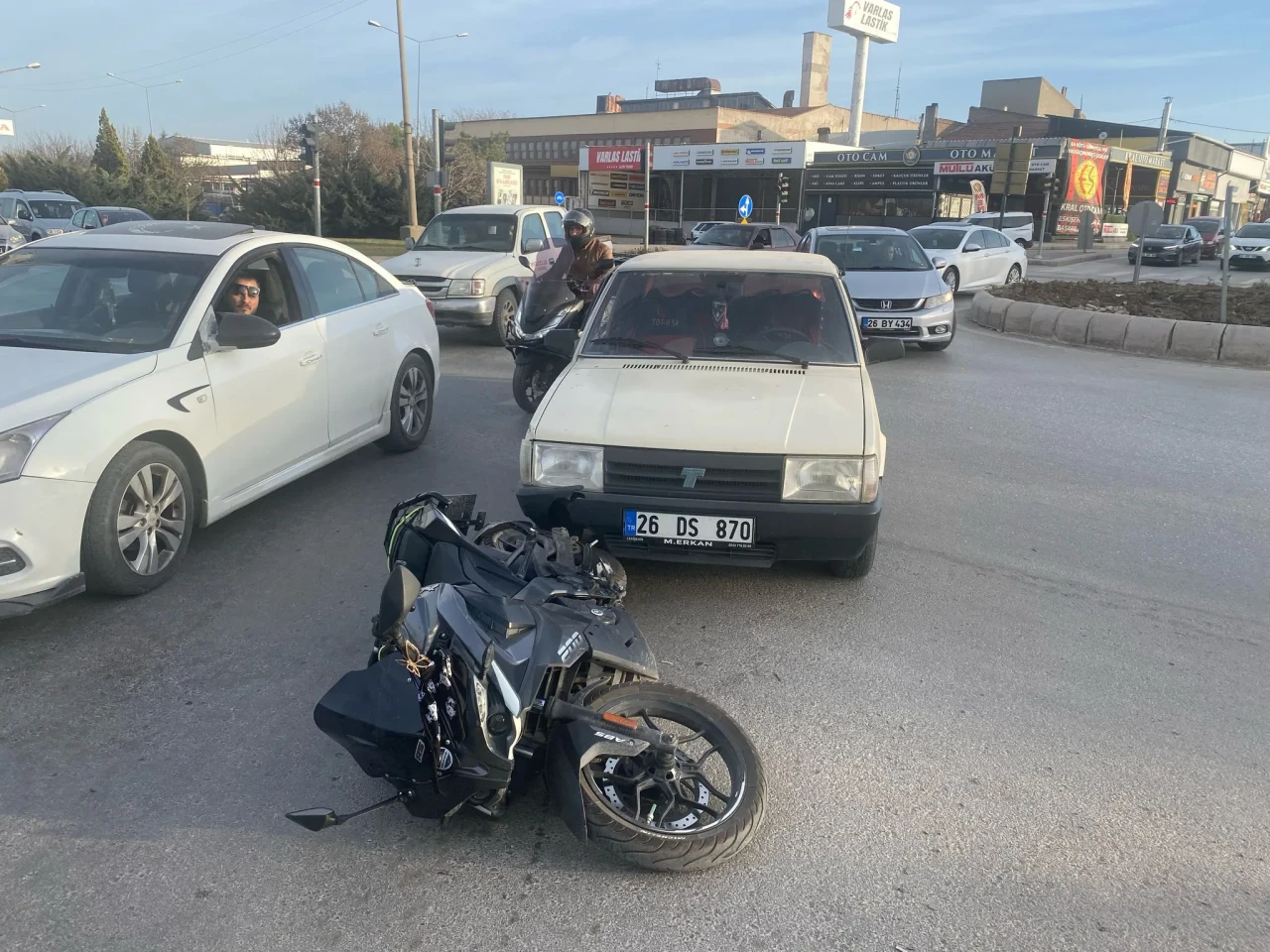 Eskişehir’de Sanayi Kavşağı’nda Kaza: Motosiklet Sürücüsü Yaralandı