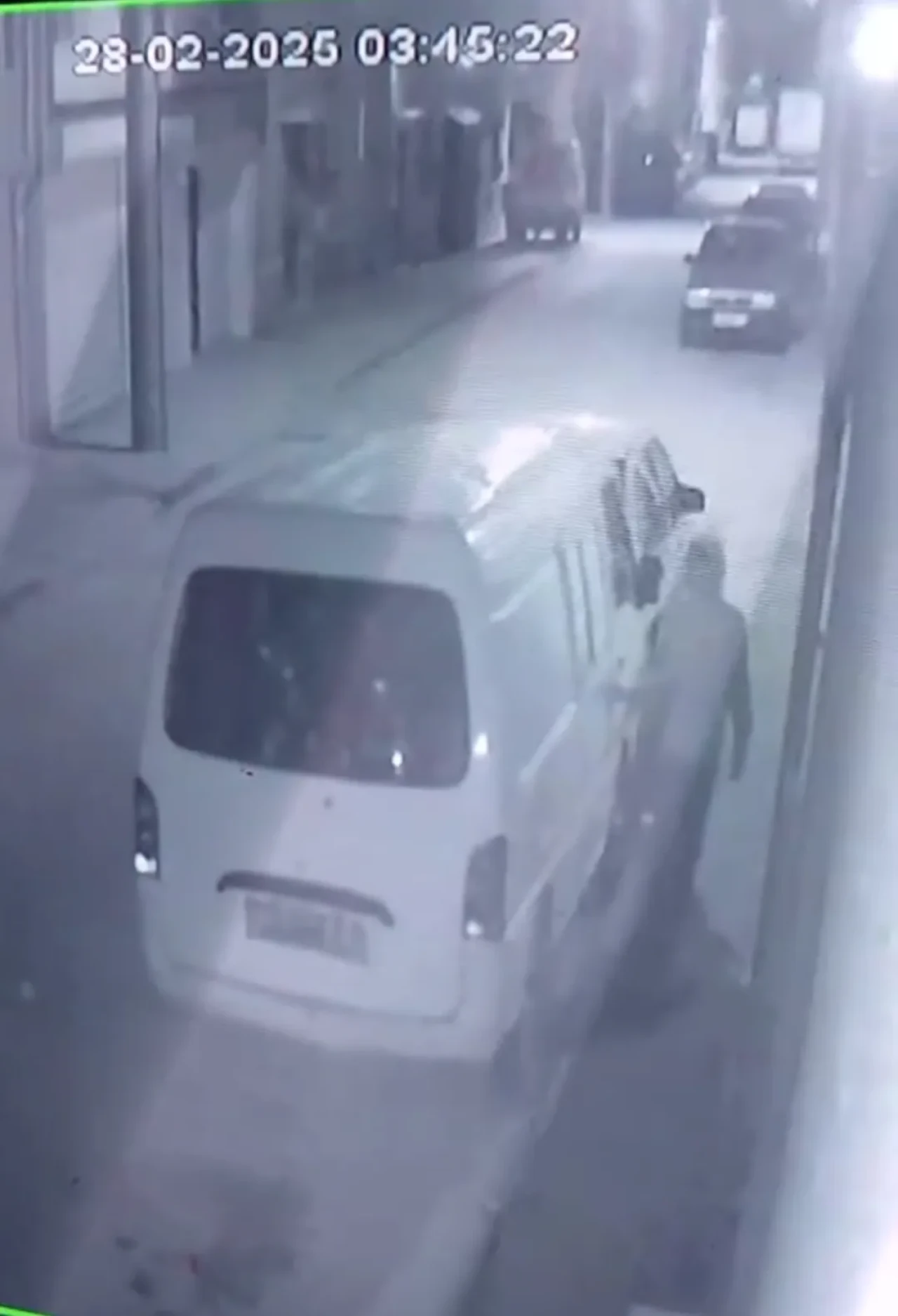 Aynı Araca İki Kez Giren Hırsızlık Şüphelisi Kameraya Yakalandı