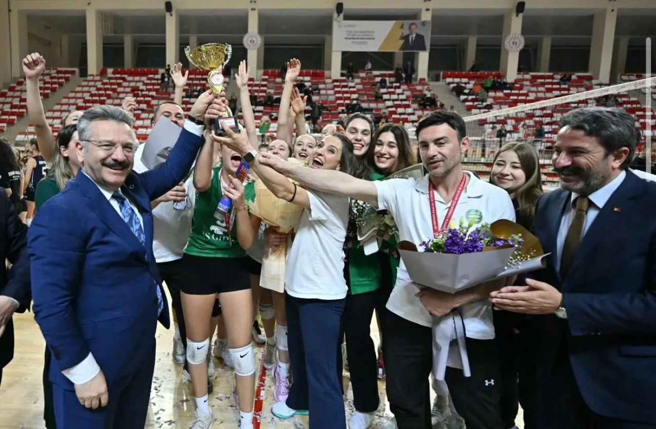 Vali Hüseyin Aksoy, Küçük Kızlar Voleybol İl Birinciliği Müsabakasına Katıldı