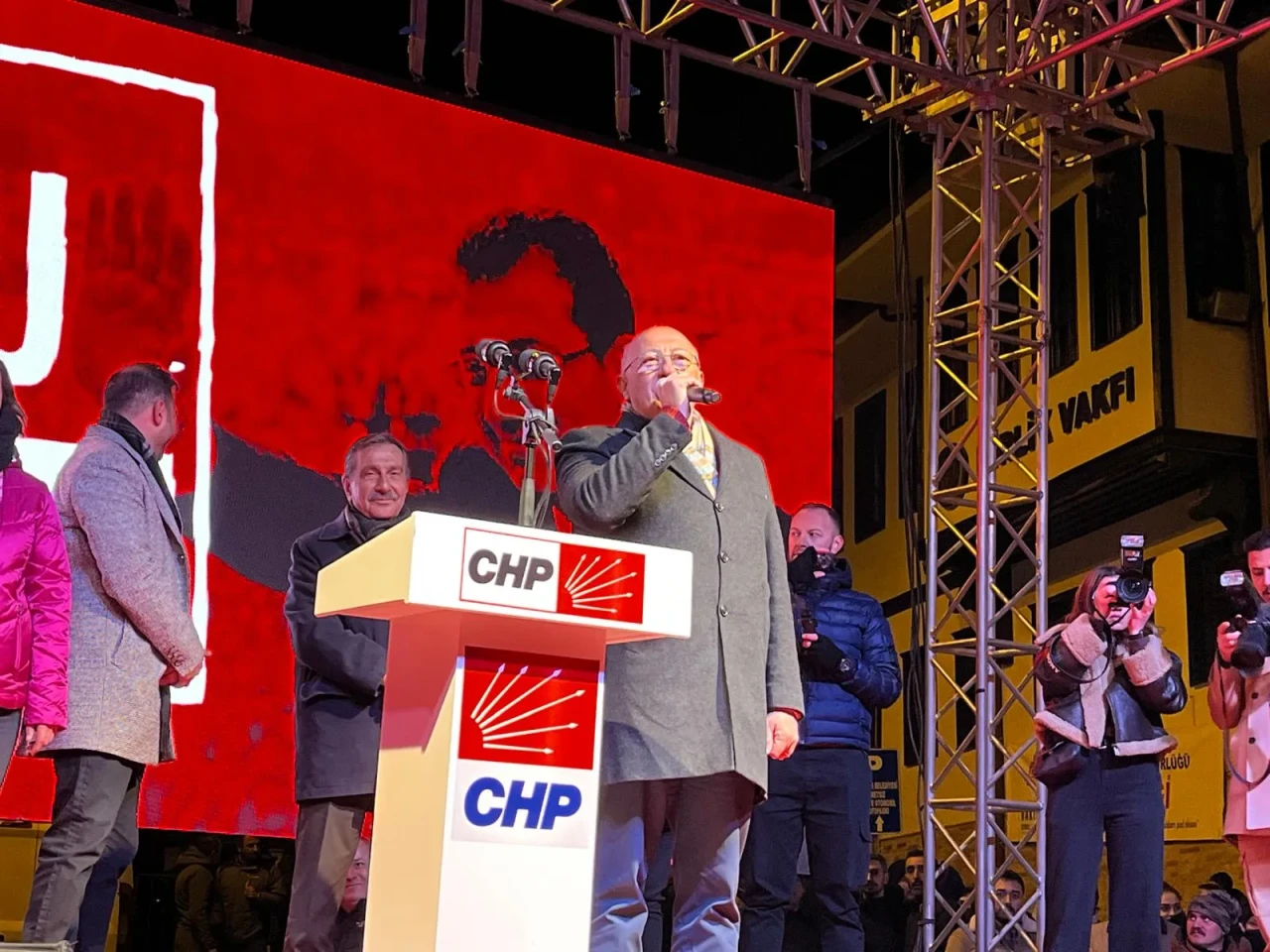 Utku Çakırözer'den CHP mitinginde demokrasi vurgusu