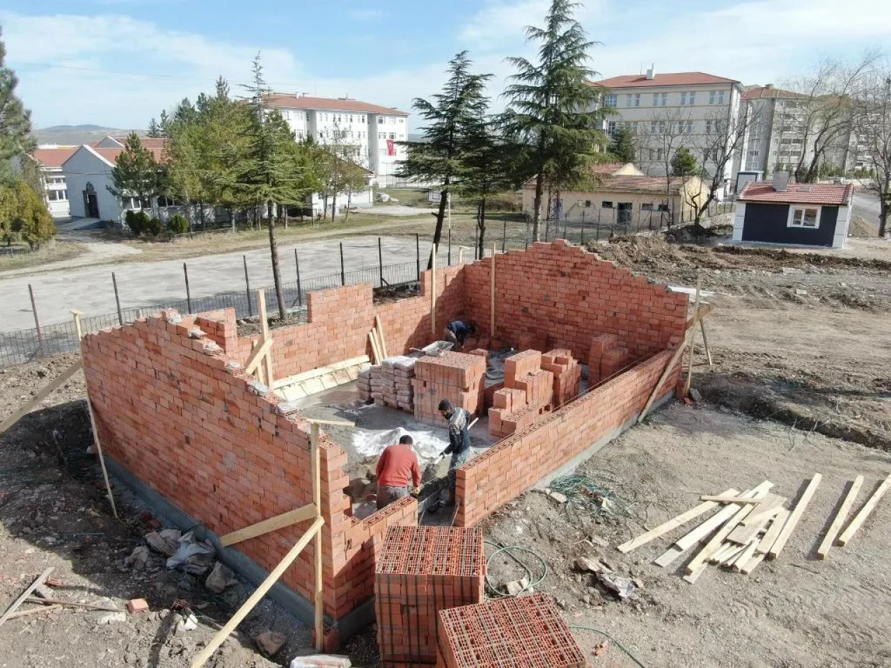 İnönü Belediyesi'nden Yoğun Mesai: Yangın Müdahalesinden Mahalle Temizliğine Kapsamlı Çalışmalar Devam Ediyor