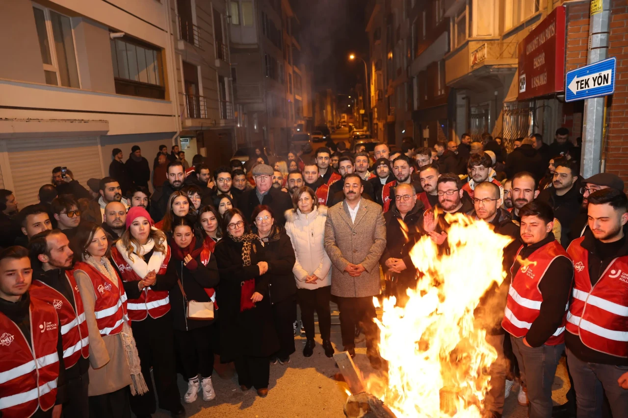 Eskişehir’de Demokrasi Nöbeti: CHP İl Binası Önünde Toplandılar