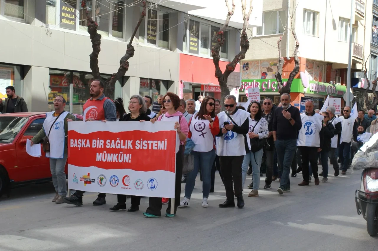 Eskişehir’de sağlık çalışanları iş bırakma eylemi gerçekleştirdi