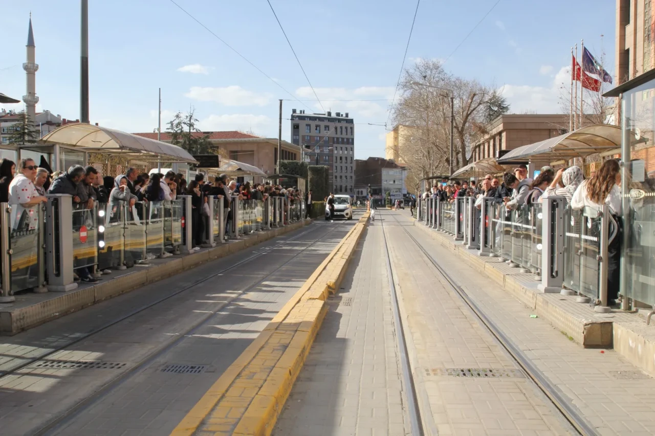 Eskişehir'de tramvay duraklarında Hindistan'ı aratmayan o görüntüler