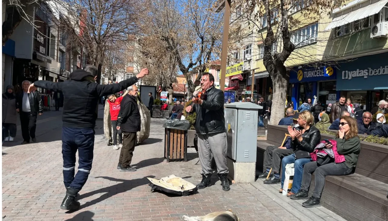 Eskişehir sokakları müzik ve dansla canlandı