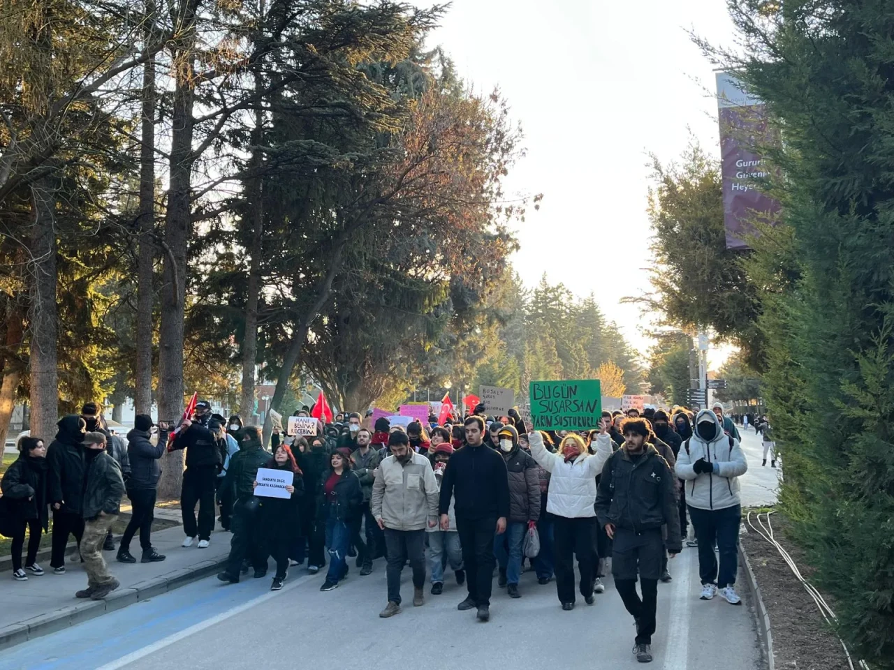 Eskişehir'de öğrenciler ayakta