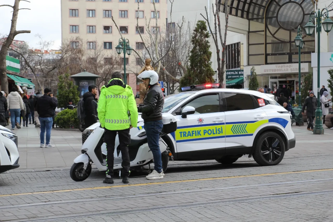 Eskişehir'de trafik polisleri denetimlerini sürdürüyor