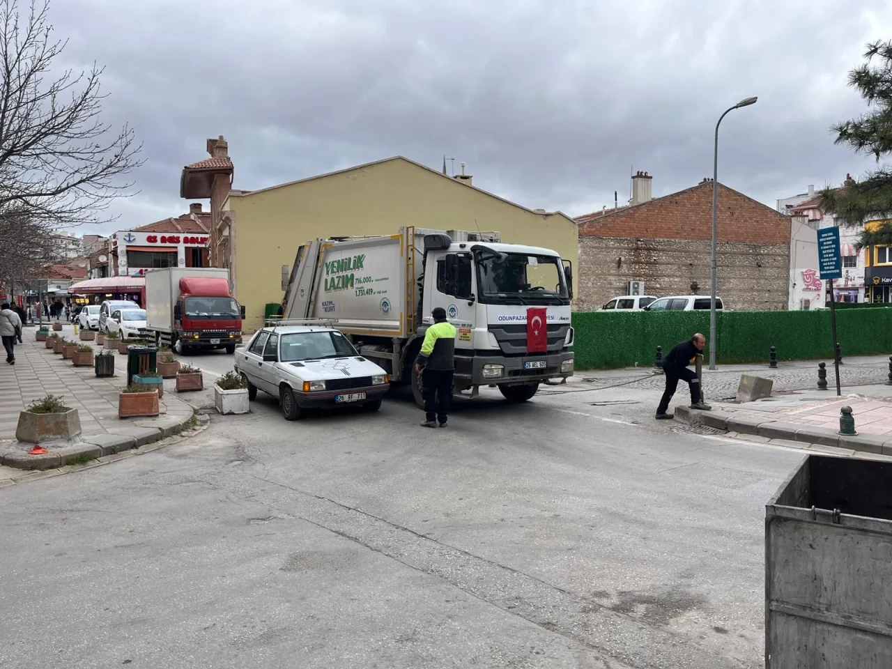 Eskişehir'de dar sokakta bırakılan araç trafiği kilitledi