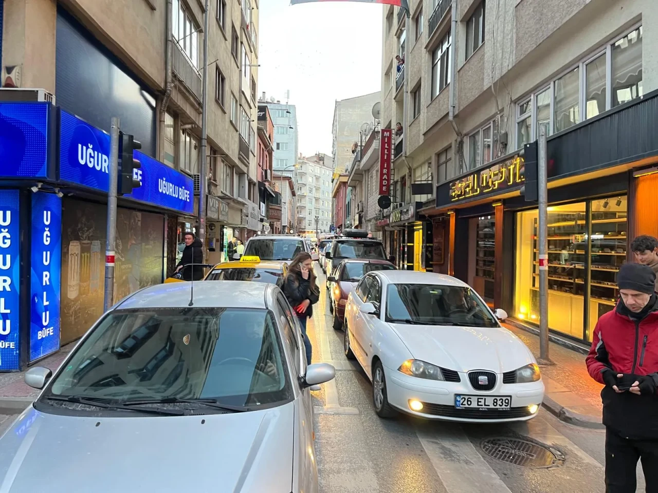 Eskişehir'de yürüyüş trafiği kitledi, vatandaş isyan etti