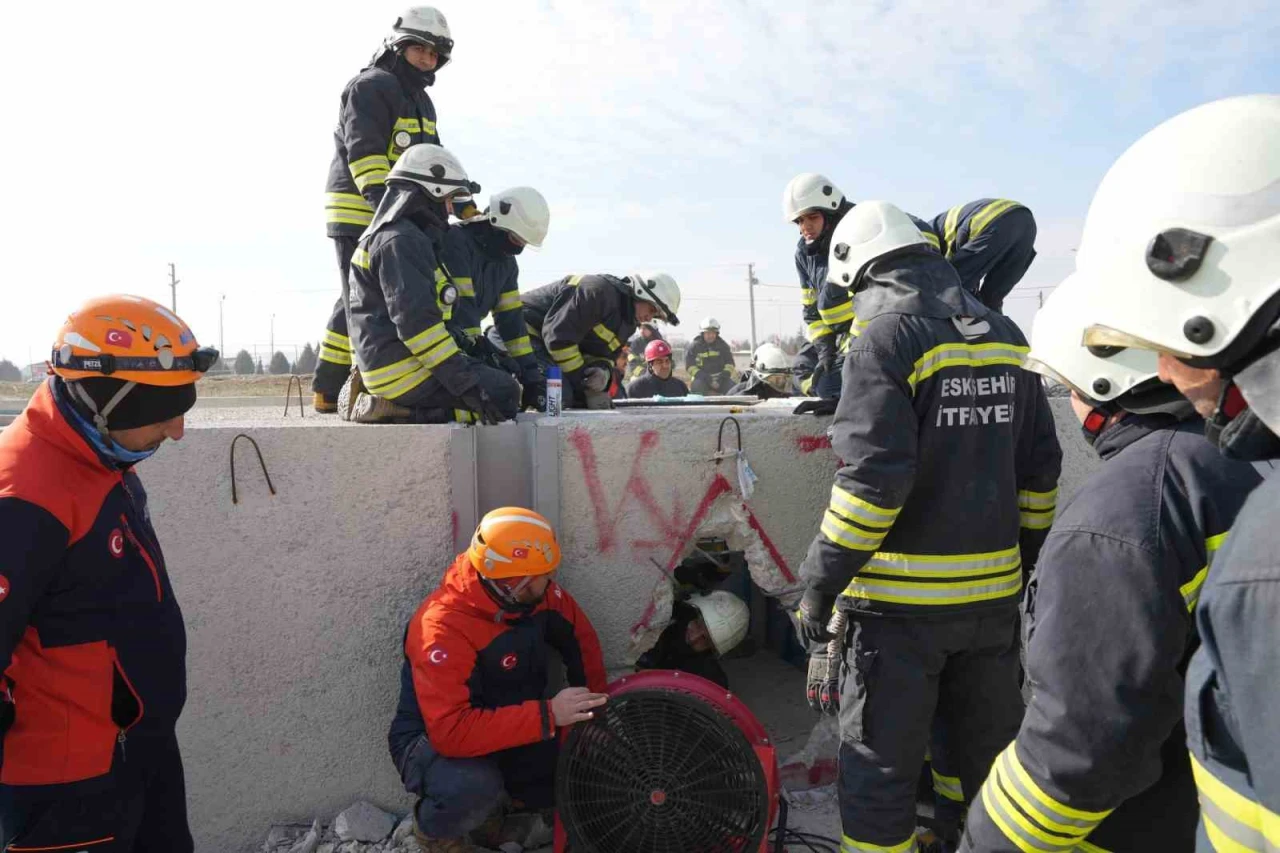 Eskişehir'de İtfaiye Ekiplerine Afetlere Hazırlık Eğitimleri Başladı