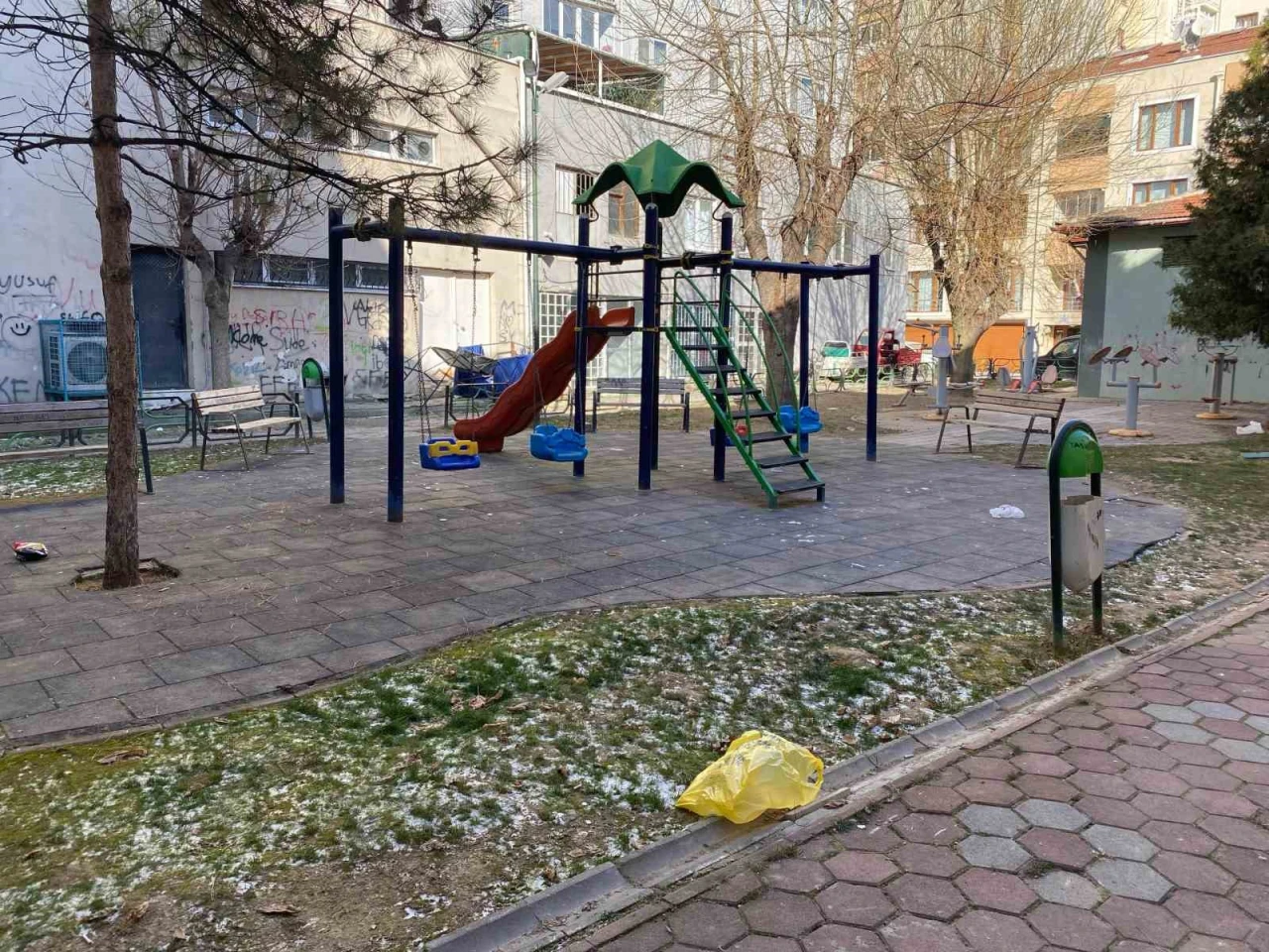 Eskişehir’de Mahalle Sakinleri, Çocuk Parkındaki Gürültü ve Kirlilikten Şikayetçi