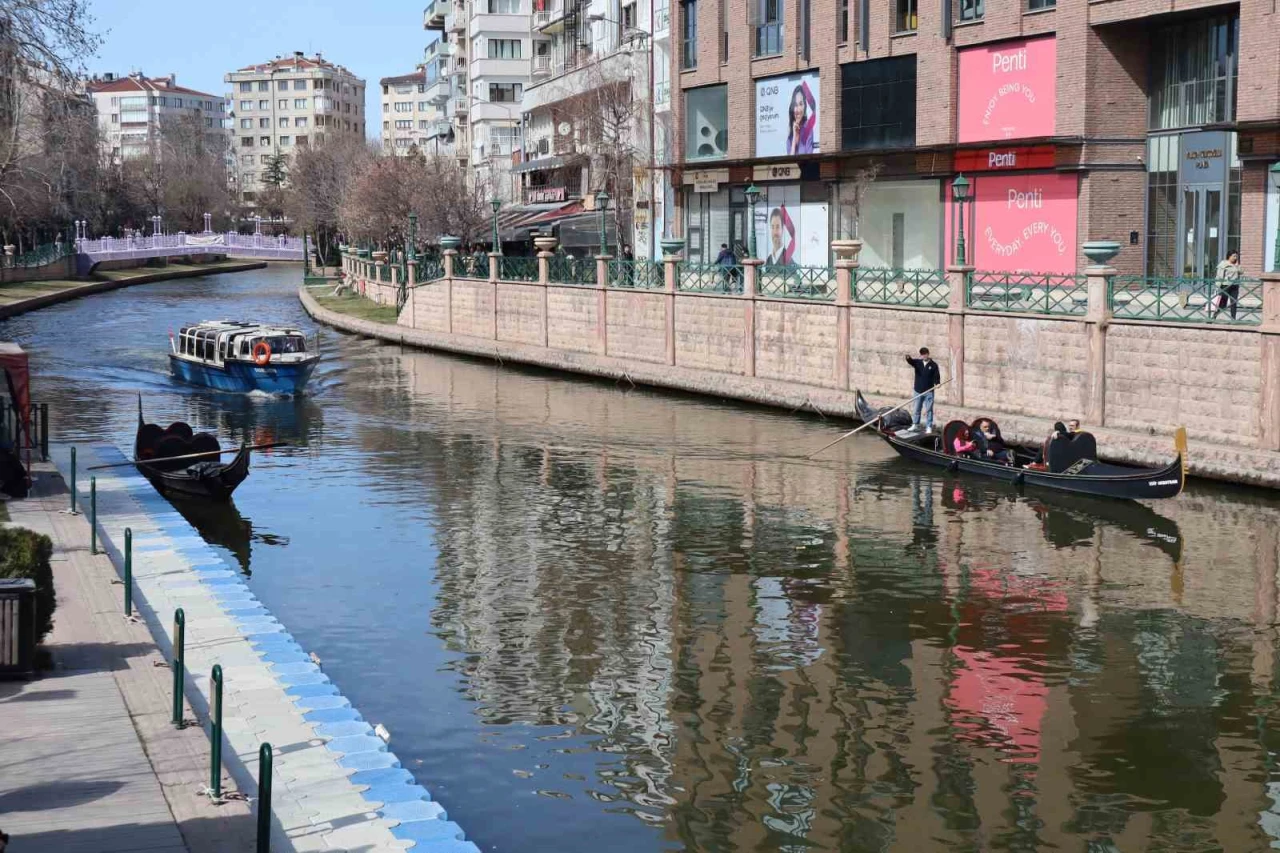 Eskişehir’de Yazın İlk İşareti: Porsuk Çayı’nda Gondol Akını!