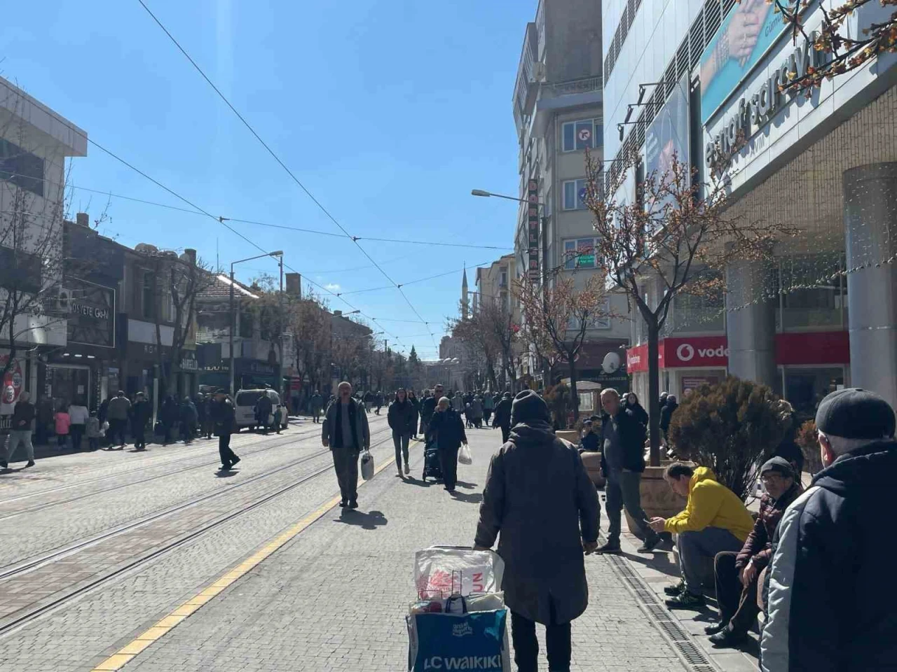 Eskişehir'de Ramazan'ın İlk Günü Güneşli Havada Çarşıda Yoğunluk Yaşandı